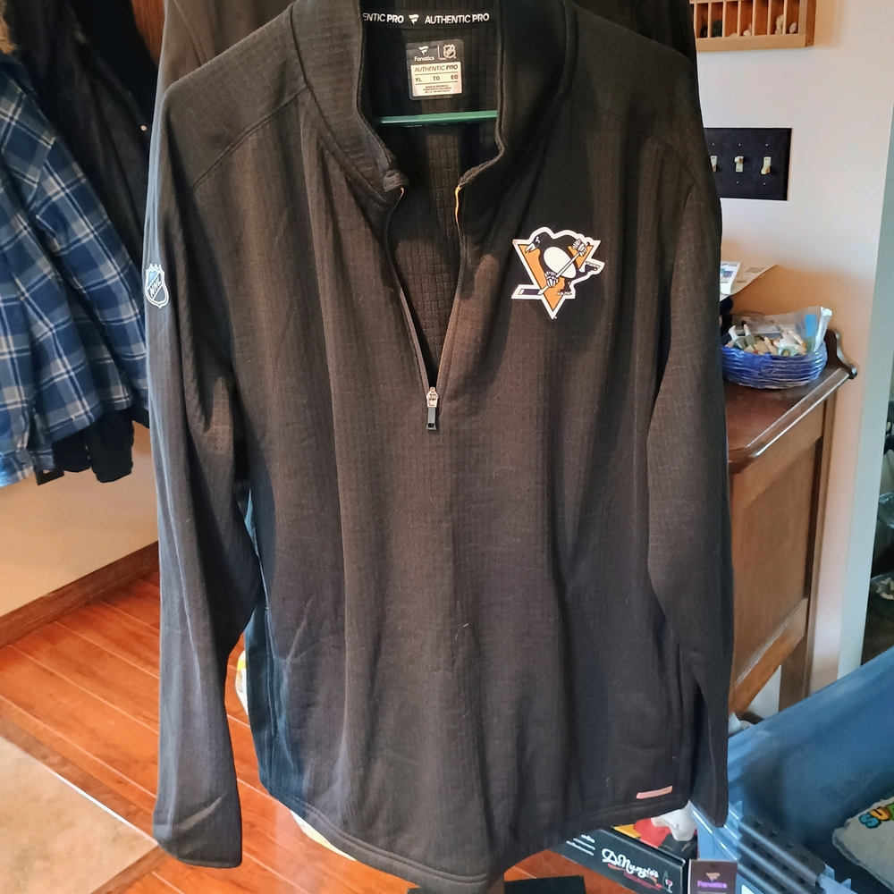 NHL Penguins Black Quarter-Zip Jacket Bin 18